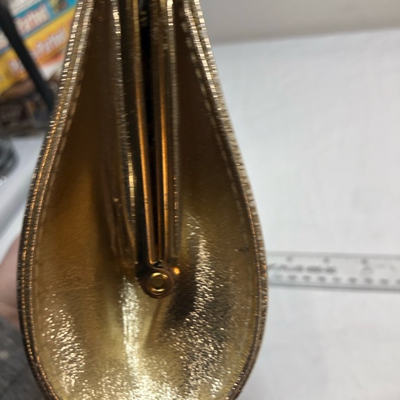 Vintage Metallic Gold Bag, with chain, small inside pocket, nice jewelry closure - Picture 11 of 12